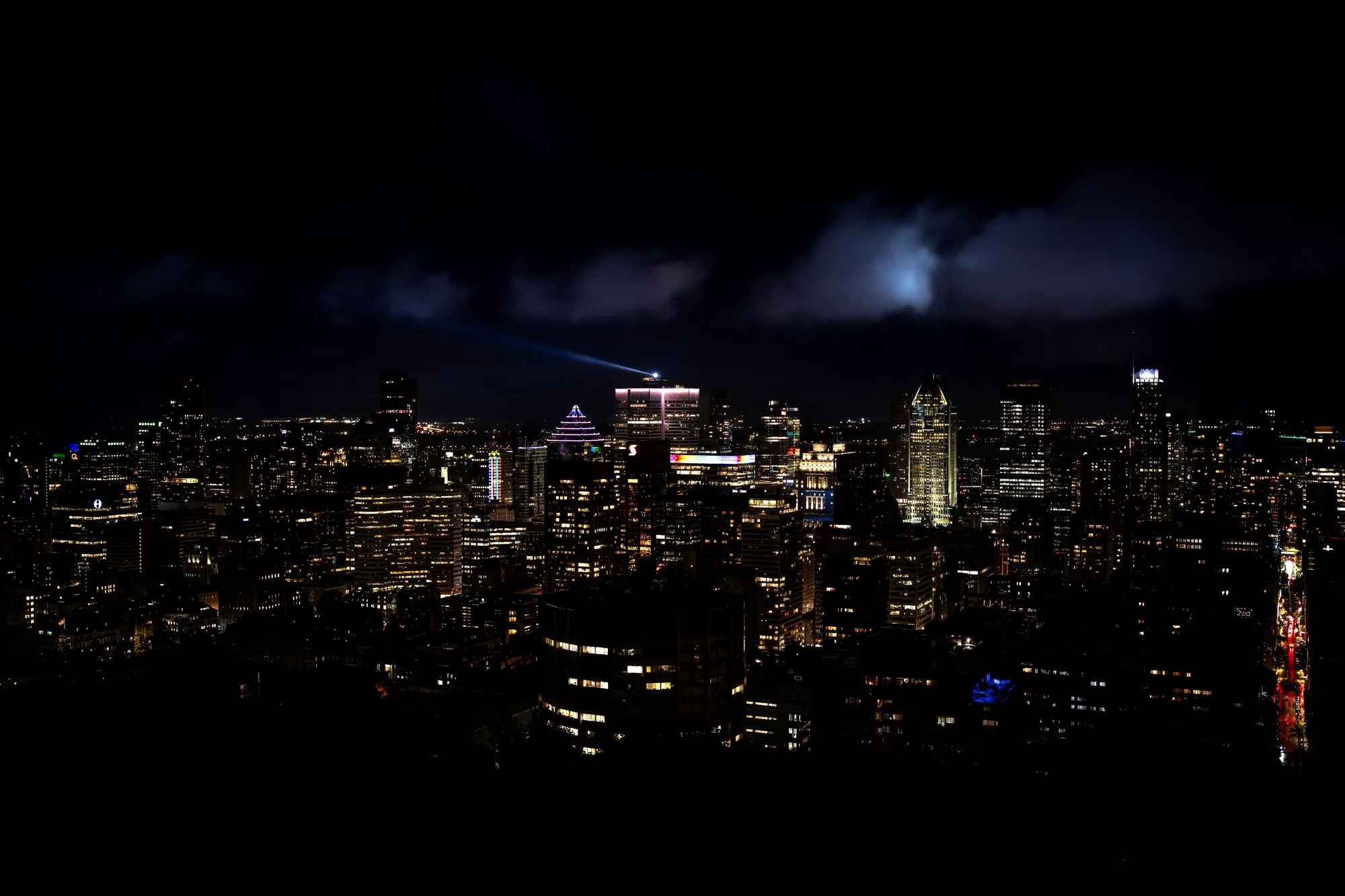 Les tours du centre-ville de Montréal illuminées la nuit