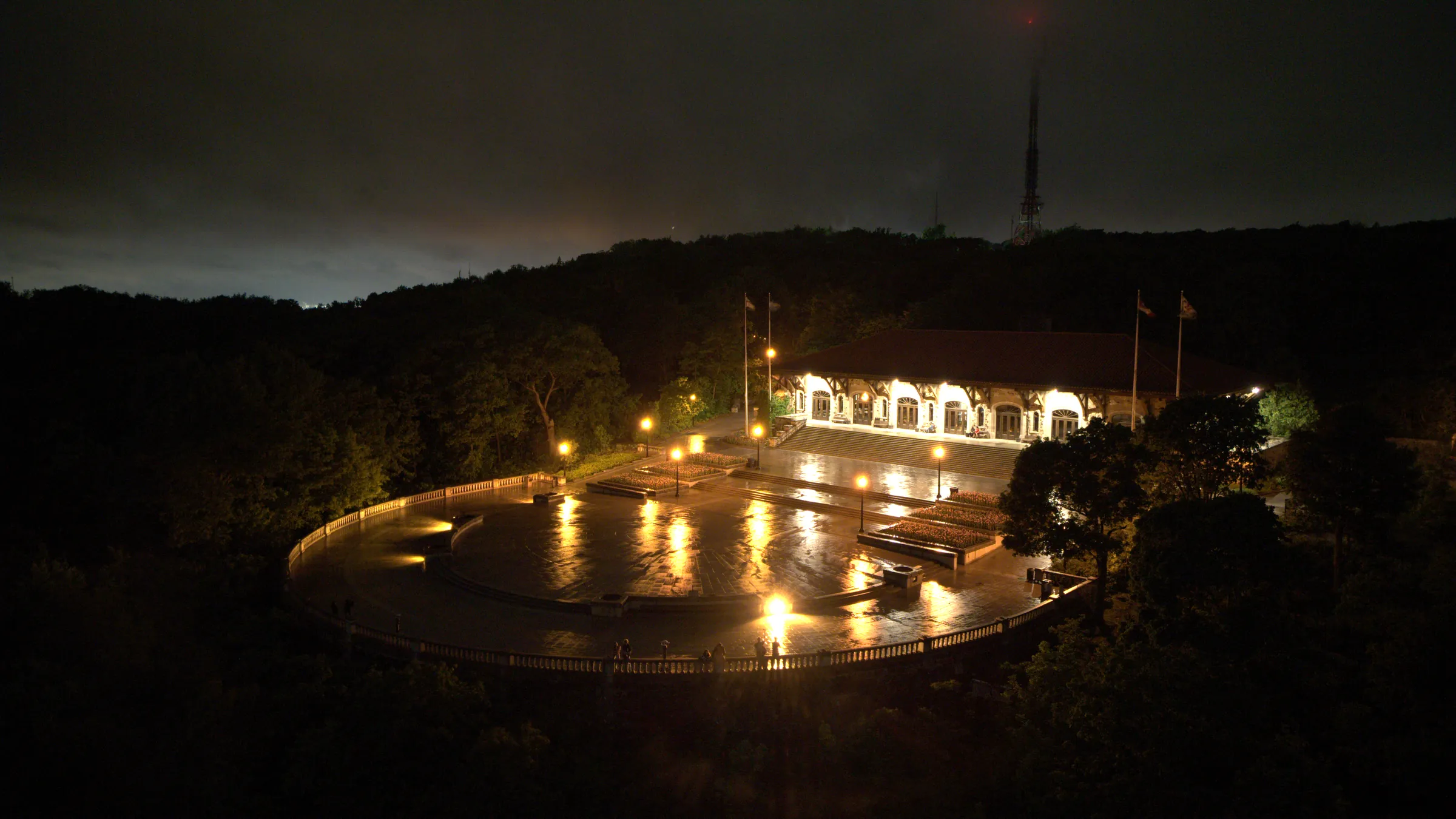 Le chalet du Mont-Royal et son belvédère illuminés, vus par drone de nuit