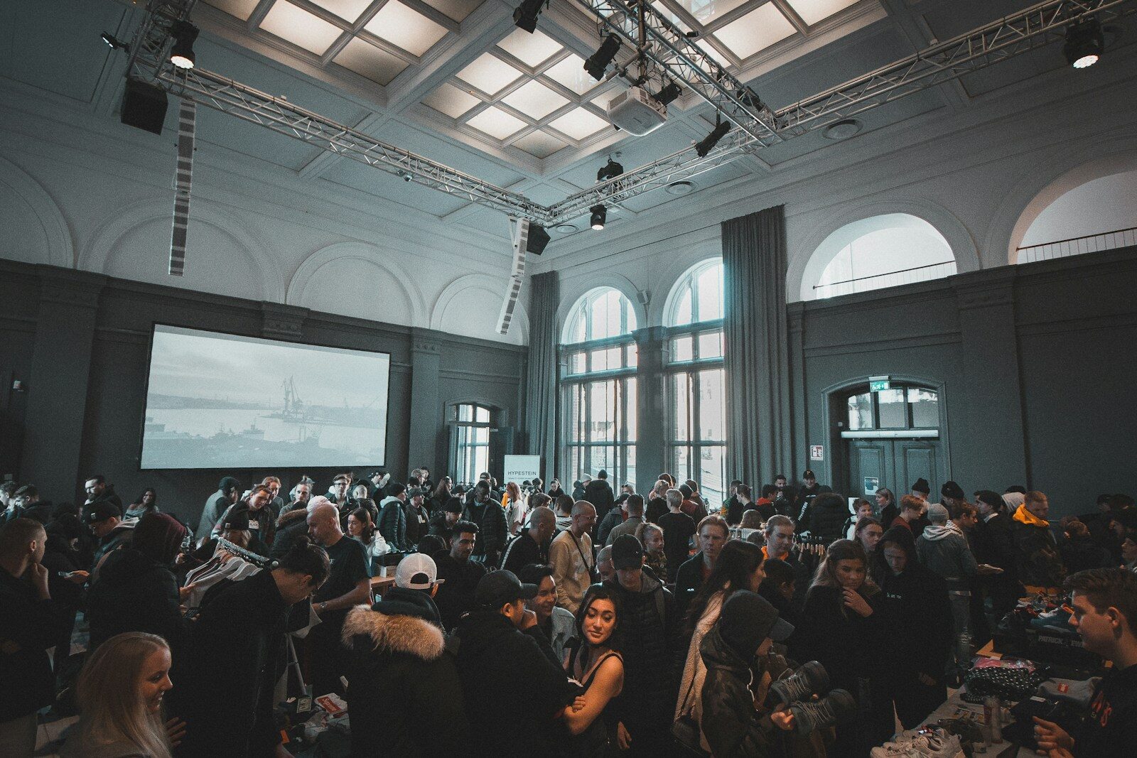 Conférence dans une grande salle aux fenêtres en arc