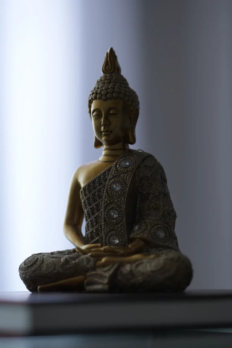 Statuette de Bouddha éclairée en contre-jour