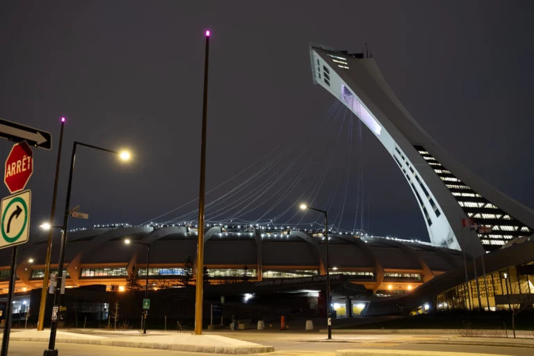 Le Stade olympique de Montréal et sa tour inclinée, photographiés de nuit